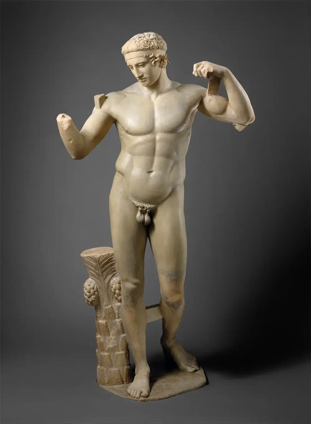 Marmorstatue des berhmten Diadoumenos. Sie zeigt einen Athleten, der sich ein Band um den Kopf bindet (The Metropolitan Museum of Art, New York, Fletcher Fund, 1925, Signatur: 25.78.56, Lizenz: CC0 1.0).