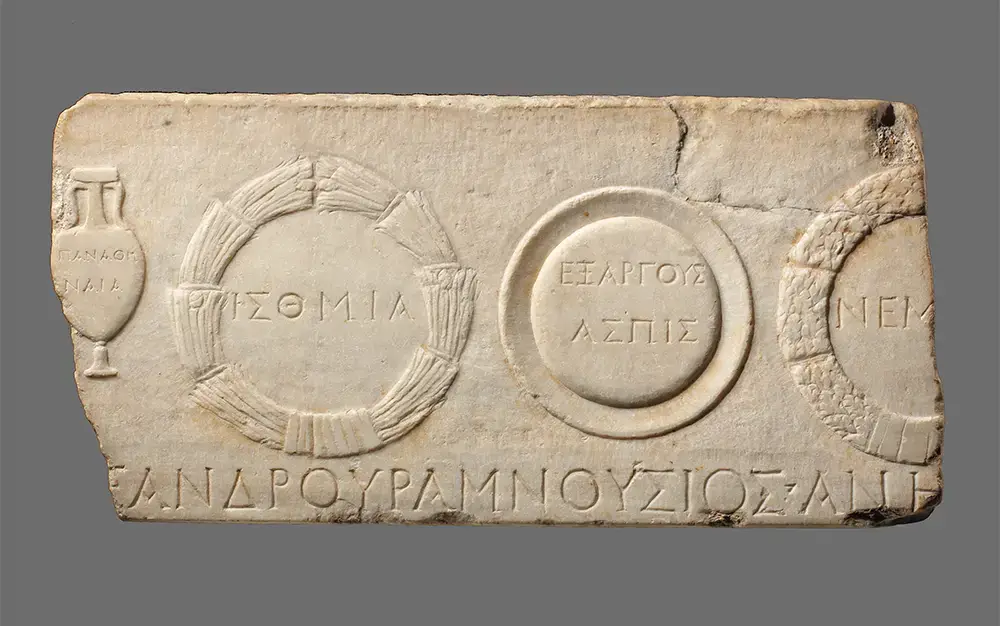 Fragment eines Marmorreliefs aus rmischer Zeit mit einer Darstellung von Siegen in Athen, Isthmia, Argos und Nemea (The Metropolitan Museum of Art, New York, Rogers Fund, 1959, Signatur: 59.11.19, Lizenz: CC0 1.0).