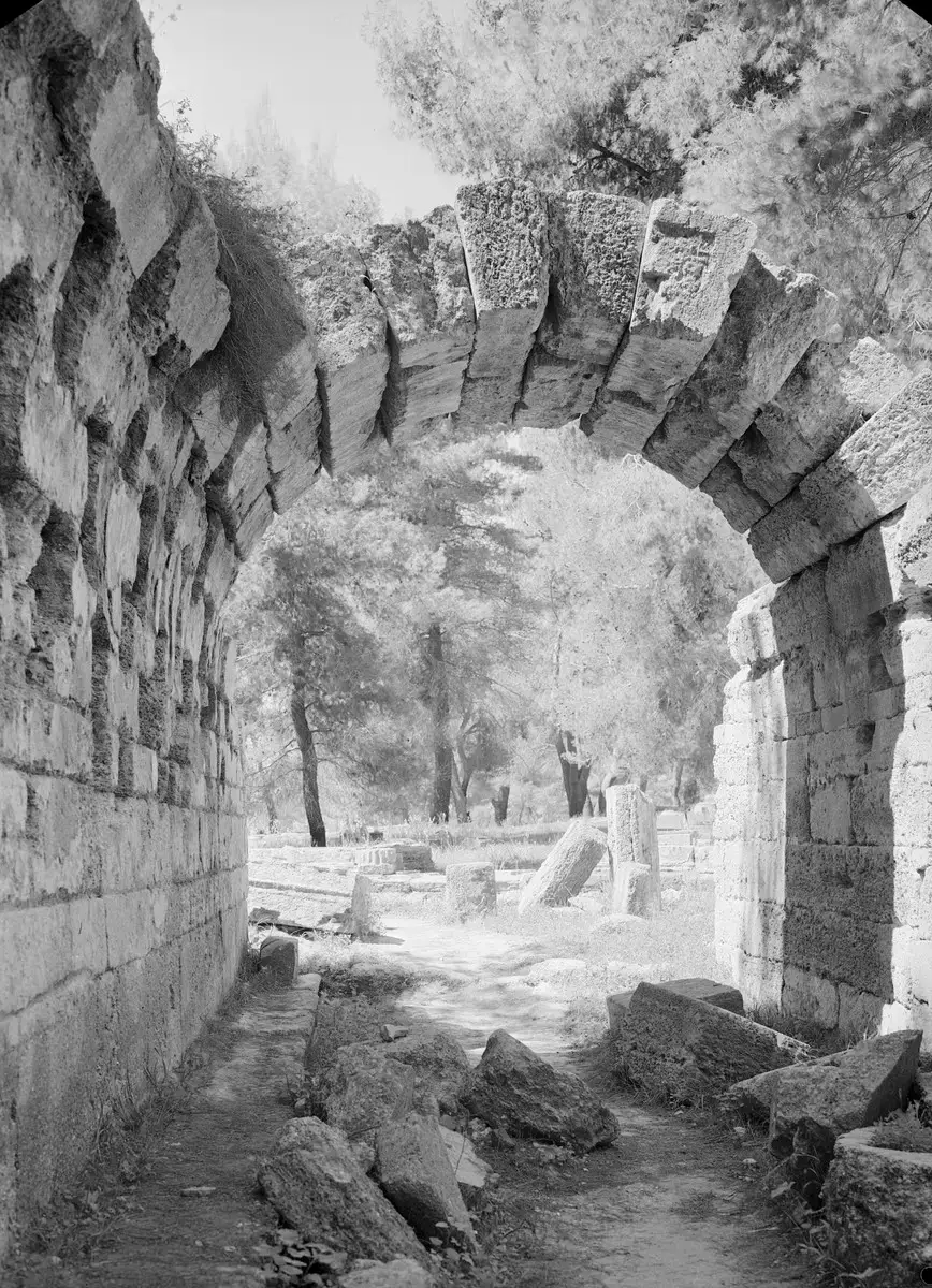 Durch diesen Tunnel betraten die Athleten das Stadion von Olympia (Bildarchiv Foto Marburg, Nr. fm341360, Foto: Walter Hege, Aufnahme: 1935, Zugang: 1975, Fotokonvolut: Projekt historische fotografische Negative, Lizenz: CC BY-SA 4.0).