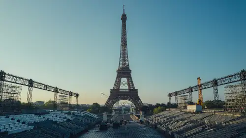 Olympische Ringe am Eiffelturm fixiert